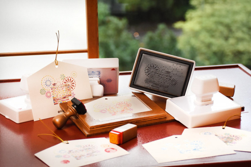 迎春繪馬體驗，旅人可在館內用疊色印章DIY專屬繪馬。（日勝生加賀屋提供）