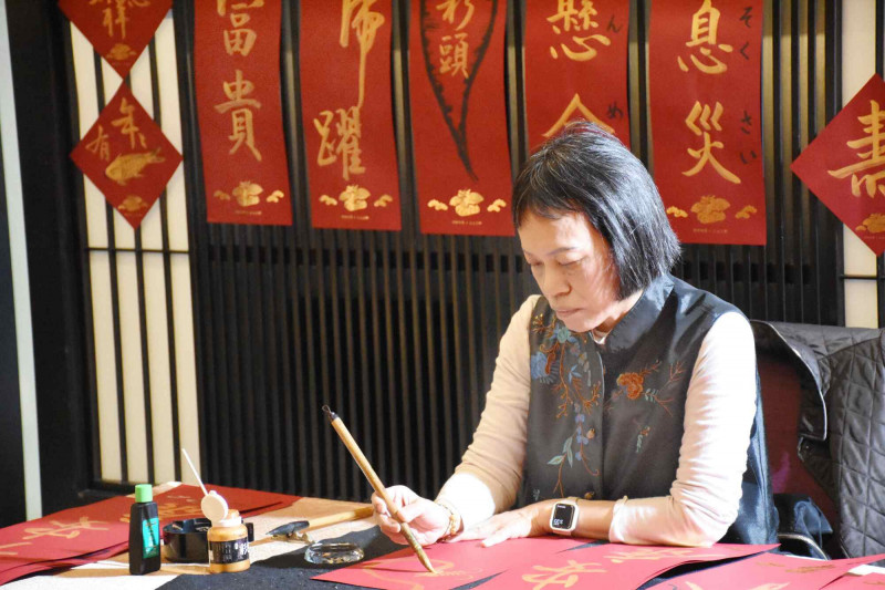 書法老師於館內現場書寫新春墨寶，入住旅客可領取作品留作紀念。（日勝生加賀屋提供）