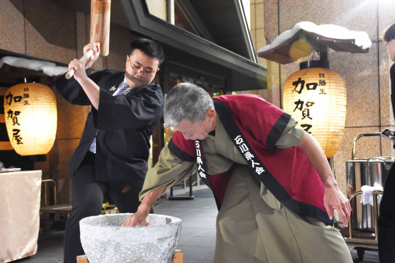 迎春搗麻糬活動中，眾人合力完成的白麻糬搭配天翔廳料理長林田昌人特製紅豆湯，寓意新年健康平安。（日勝生加賀屋提供）