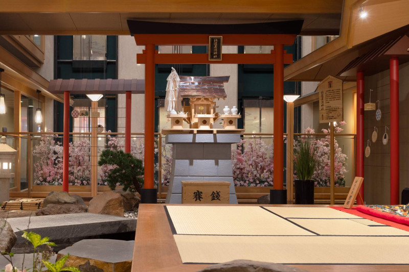 元旦於日勝生加賀屋6樓北投石浦神社參拜並掛上繪馬，為新的一年祈福。（日勝生加賀屋提供）