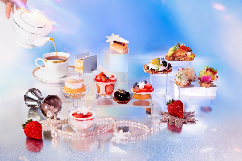 台北萬豪冬季限定「極光夢遊下午茶」，以充滿北歐風味的7款主題甜點搭配4款鹹點。（台北萬豪酒店提供）