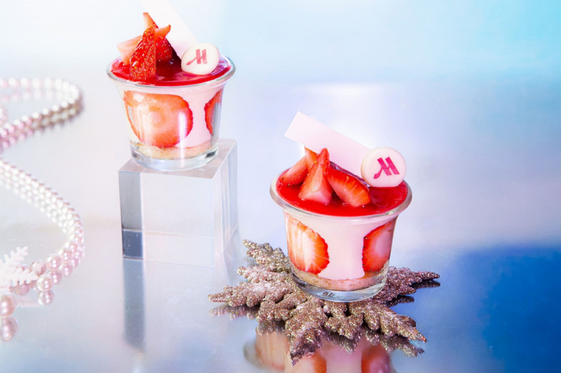 「草莓芙蓮蛋糕」以草莓片裝飾，賞心悅目。（台北萬豪酒店提供）