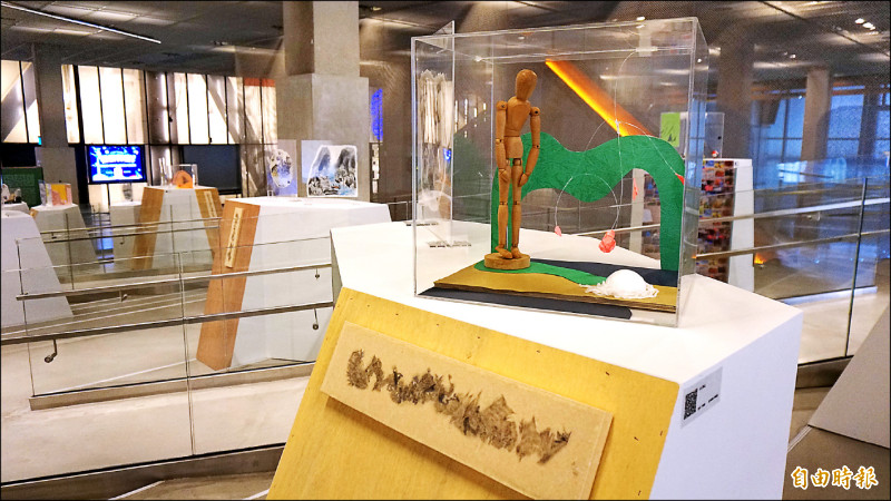 作品以繪畫、物件與空間裝置形式呈現，呼應士林地區的自然地景與生活經驗，展場動線隨坡道與天橋展開，形成立體的觀看路徑。（記者董柏廷攝）