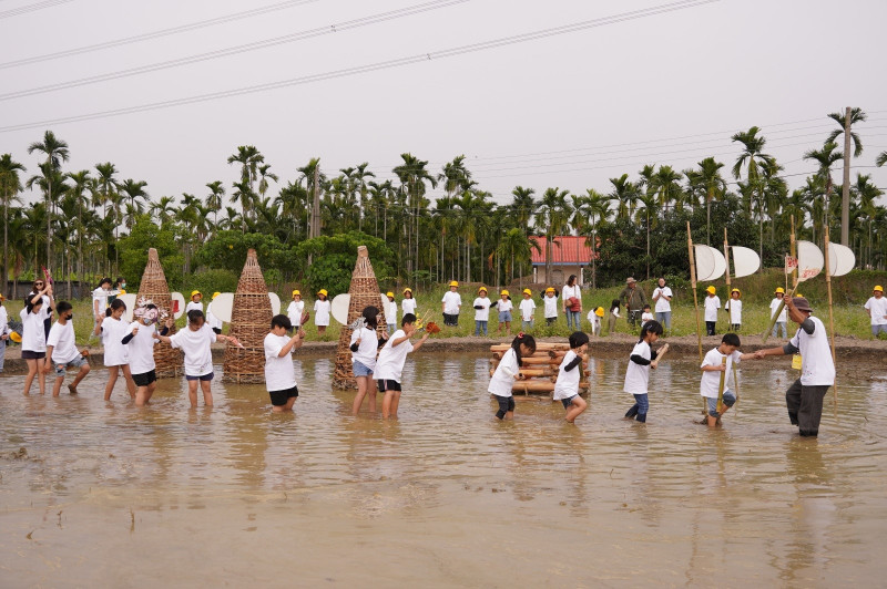 屏縣大成國小主辦跨國大地藝術節備受肯定，偏鄉校園一躍成為國際交流的舞台。（圖由屏東縣政府提供）