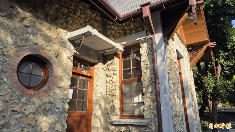 「原台南公園管理所」圓型窗木造屋、石砌外牆，給人無限想像力。（記者洪瑞琴攝）