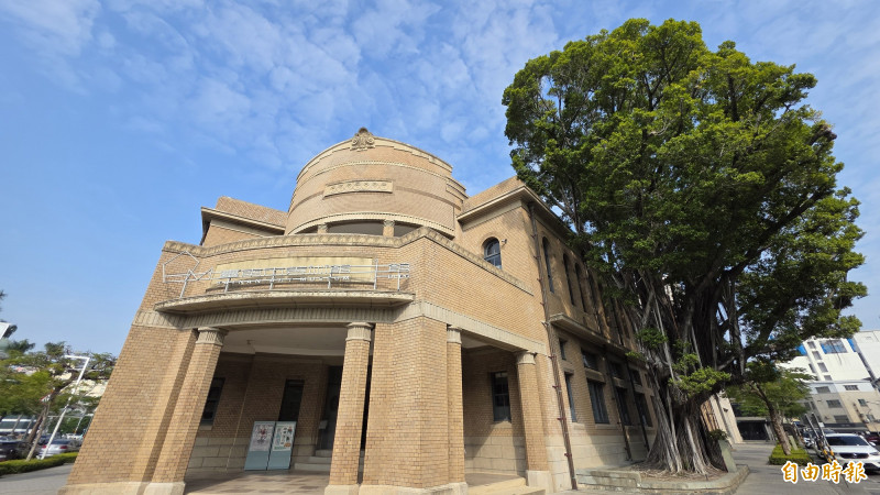 台南美術館1館本棟建築即為原台南警察署古蹟。（記者洪瑞琴攝）