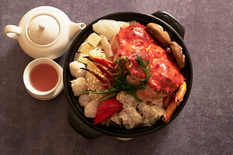 「乾隆帝王百寶鍋」以帝王蟹身搭佐白蝦、花膠、黑魚皮、虱目魚丸與菇菜等，澎湃豪華。（JR東日本大飯店台北提供）