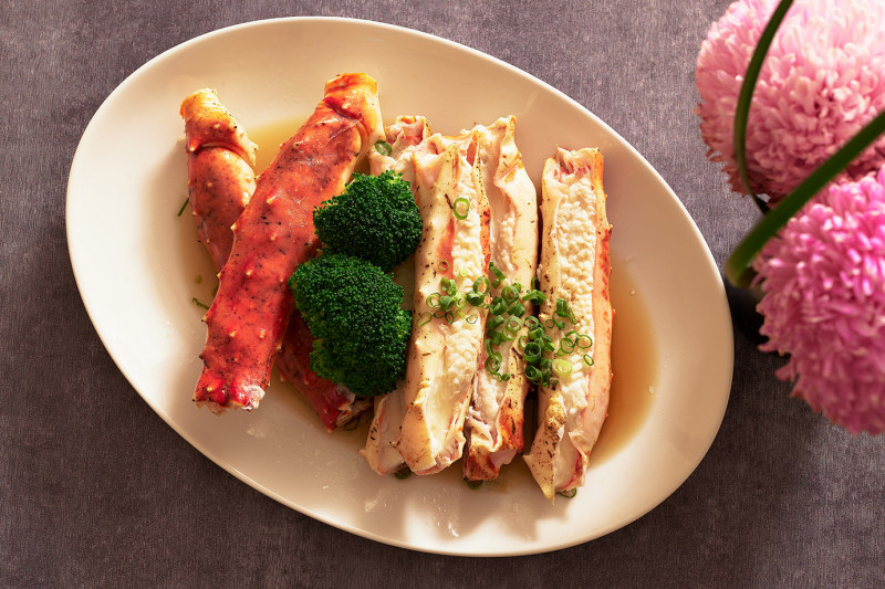 「清蒸玉露帝王蟹」以帝王蟹腳清蒸，搭配魚露與蔥花。（JR東日本大飯店台北提供）