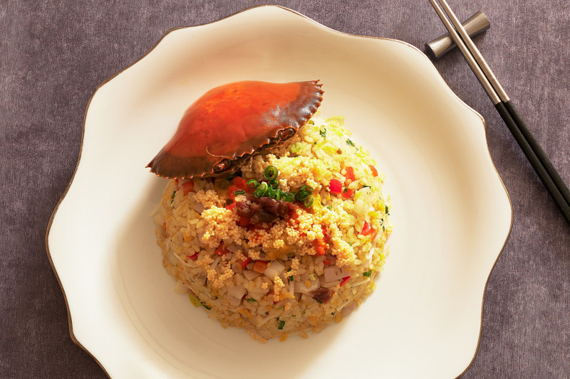 「踏雪蟳梅飛魚飯」結合紅蟳與飛魚卵、紫蘇梅，以火候與蛋香交織出多重風味。（JR東日本大飯店台北提供）