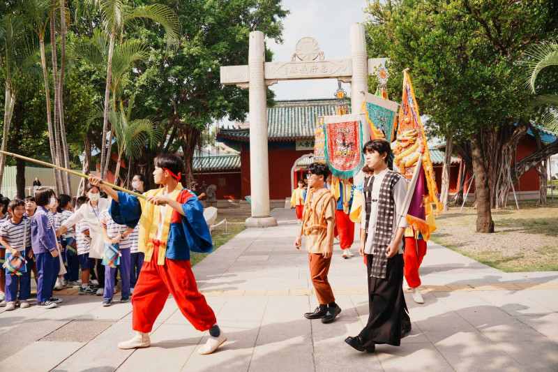 南大戲劇系學生在博物館空間中進行行走式演出，展現博物館劇場特色。（台南大學提供）