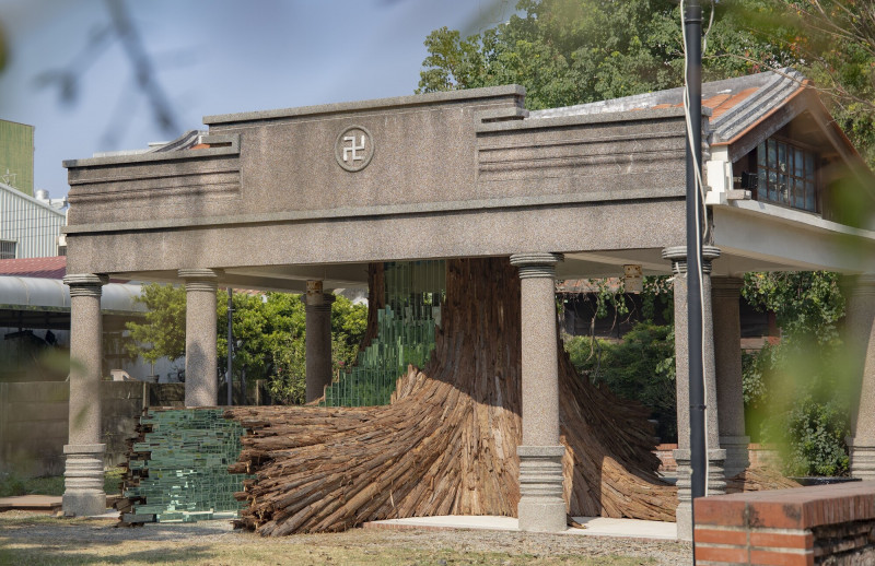 《塩水の樹》在鹽水修德拜亭，外覆樹皮，內有通道的鏡面折射。（台南市文化局提供）