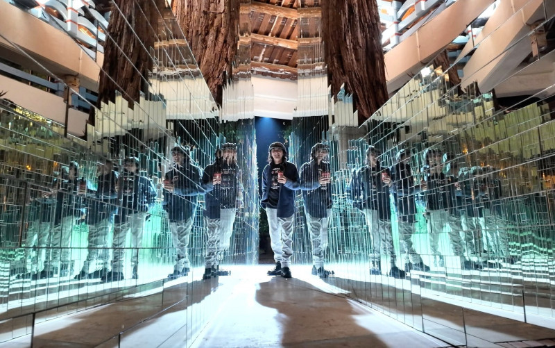 日本藝術家栗林隆，首度在台灣進行創作，在鹽水修德拜亭創作《塩水の樹》，獻給台南人。（台南市文化局提供）