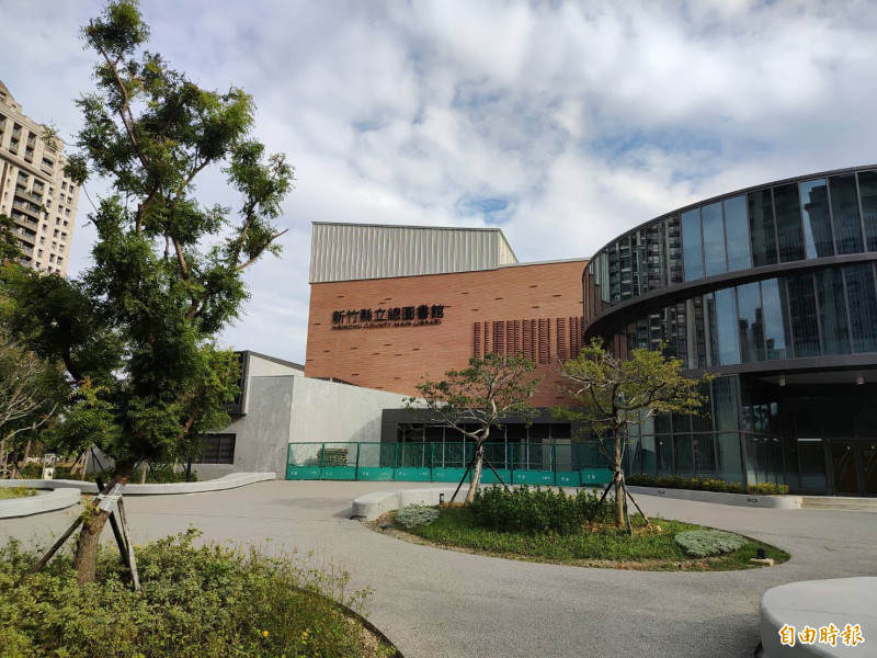 新竹縣立總圖書館室內裝修工程已進場施工。（記者廖雪茹攝）