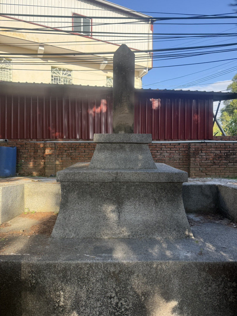 苗栗縣楊屋、車站、宿舍及震災紀念碑群，文資審議通過登錄歷史建築。圖為關刀山大地震紀念碑群。（苗縣府文觀局提供）