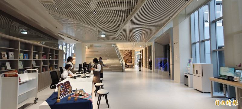 許良宇圖書館室內設計溫馨舒適。（記者張軒哲攝）