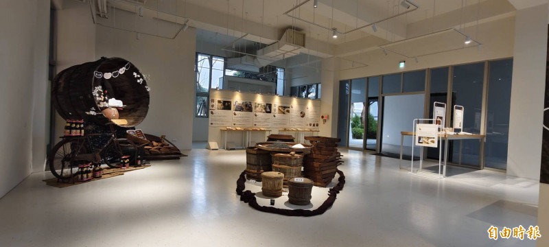 許良宇圖書館1樓特展區展示東勢在地醬油產業。（記者張軒哲攝）