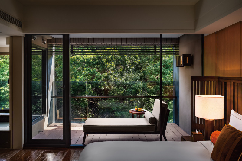 北投麗禧溫泉酒店客房內設有冷、熱雙湯池，房客可專享天然純淨的白磺溫泉。（北投麗禧溫泉酒店提供）