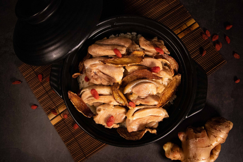 連續3年獲《台灣米其林指南》入選推薦的「雍翠庭」台菜餐廳招牌料理「酒香麻油雞炊飯」。（北投麗禧溫泉酒店提供）