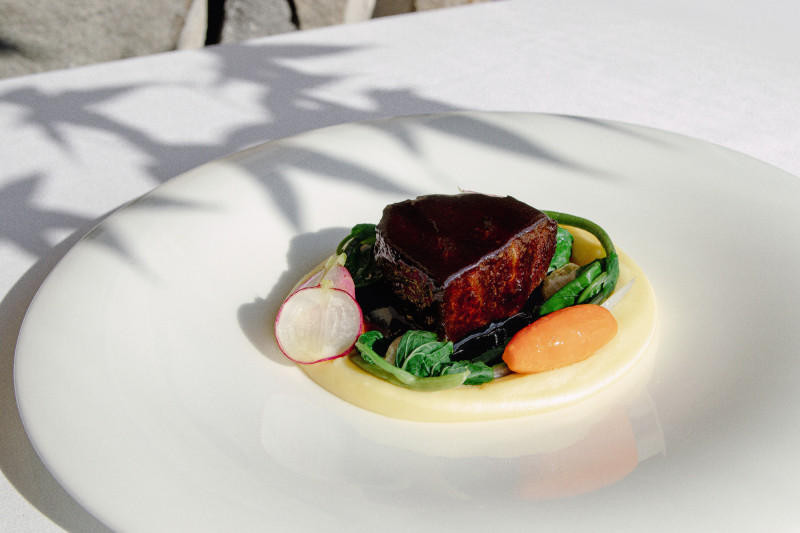 歐陸餐廳新春午間套餐，主菜可選擇「紅酒燉澳洲巧克力和牛臉頰」或「珍珠玉米雞／北海道干貝」。（北投麗禧溫泉酒店提供）