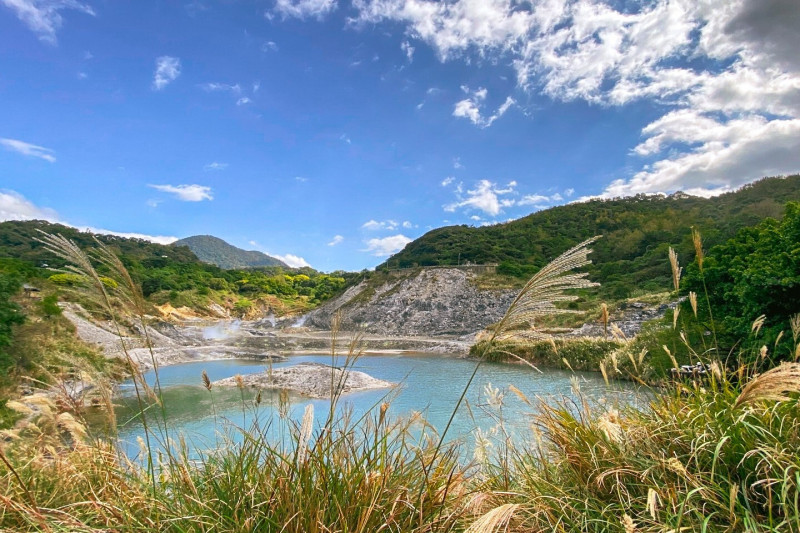 順遊「硫磺谷地熱景觀園區」，近距離感受北投獨有的地熱景觀與大自然震撼之美。（北投麗禧溫泉酒店提供）