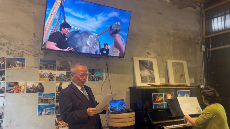 台灣文學國家園區協進會理事長鄭邦鎮演唱美國民謠〈我願再回故鄉〉台語版。（台灣共丸聯盟提供）