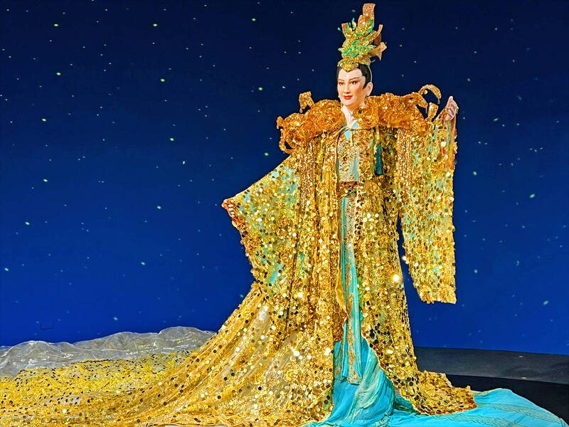 楊麗花2012年《薛丁山與樊梨花》謝幕戲服，由服裝設計名家張叔平手工打造，營造出大氣華麗的氛圍，現場以仿真人形展示。（傳藝中心提供）