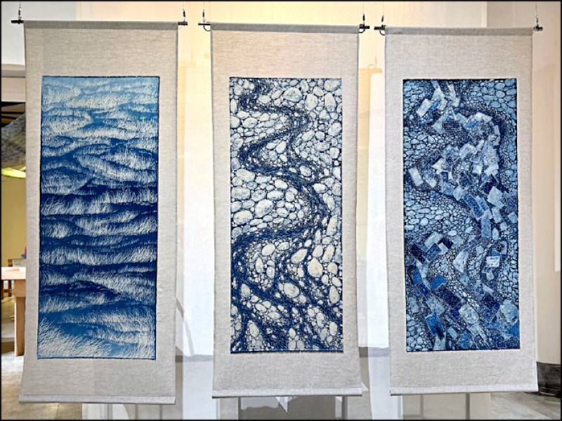 陳景林以蠟染挑戰寫實風格的〈故鄉回憶～土石流三部曲〉。