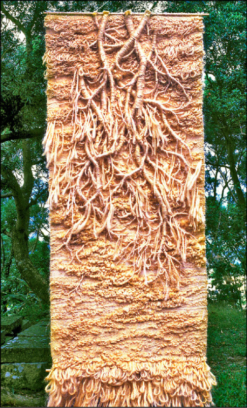 1992年參加故宮近代館「從傳統中創新展」的編織作品〈攀援〉。（天染工坊提供）