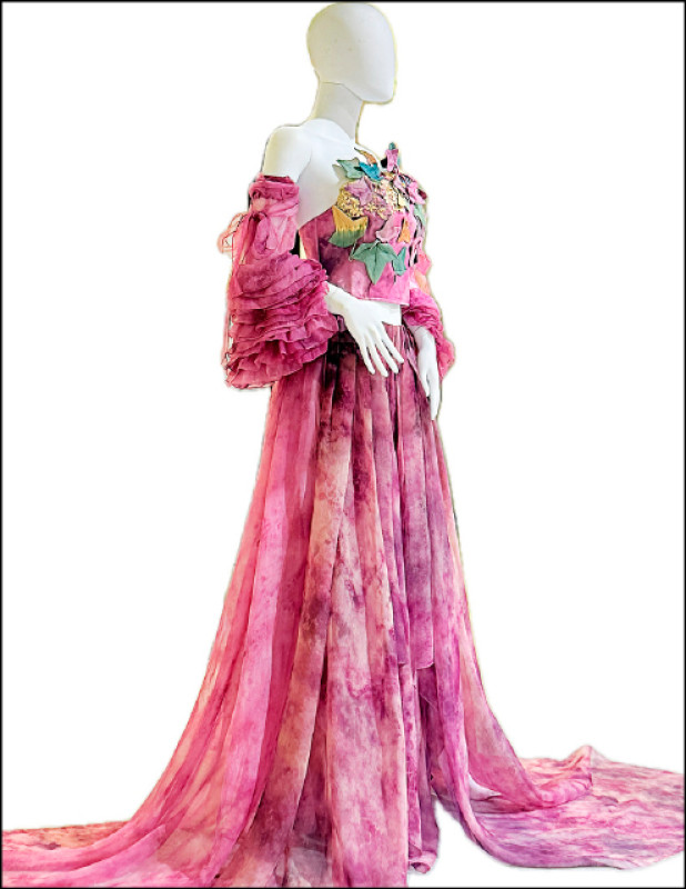 陳景林與許艷玲合作的〈天染絲綢禮服〉。