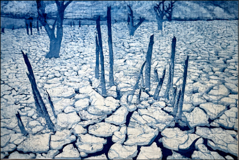 蠟染作品〈乾涸〉描繪2004年翡翠水庫因缺水導致潭底裸露，底泥乾裂的景象，是陳景林關懷自然生態的系列作品之一。