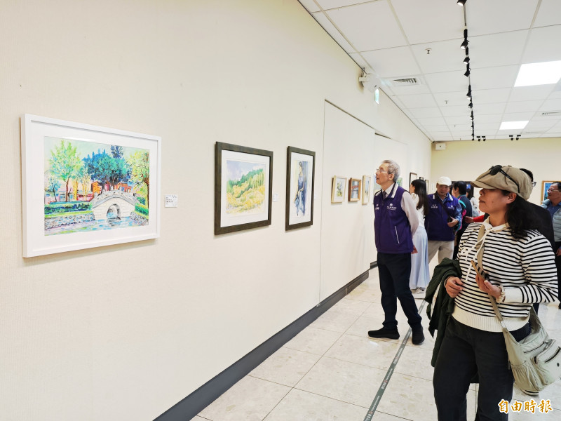 悠遊畫會「繽紛藝境」年度大展在歸仁文化中心登場，吸引參觀人潮。（記者吳俊鋒攝）
