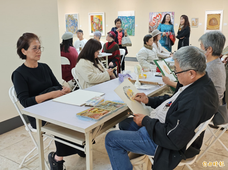 悠遊畫會「繽紛藝境」年度大展在歸仁文化中心開幕，現場安排人物速寫，深受歡迎。（記者吳俊鋒攝）