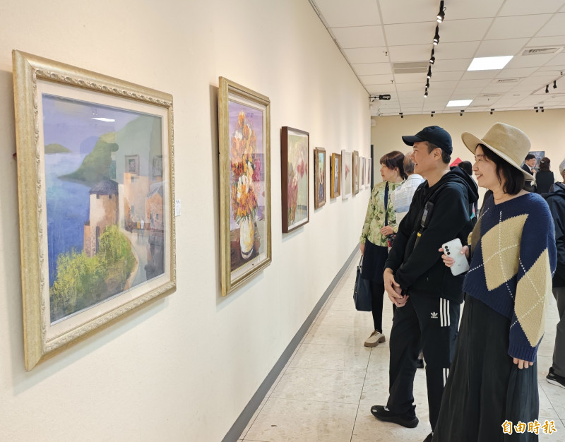 悠遊畫會「繽紛藝境」年度大展在歸仁文化中心登場，開幕時湧入參觀人潮。（記者吳俊鋒攝）