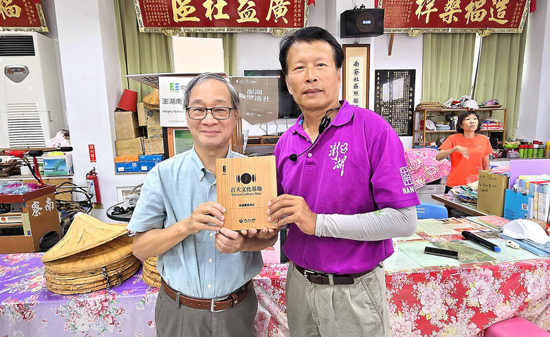 李遠（左）參訪澎湖的百大文化基地。（記者凌美雪攝）