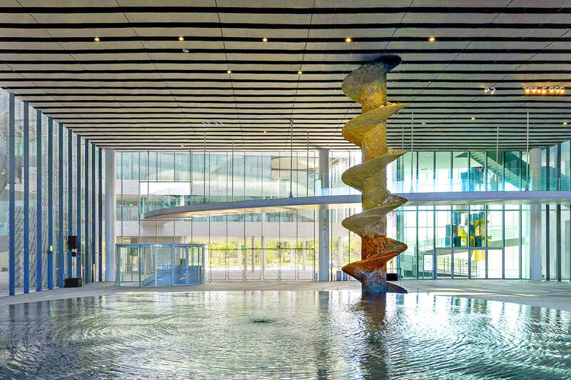 「萬物的邀約」延伸展場範圍至綠美圖公共空間，阿德里安．提爾提奧〈後博物館證據（探鑽）〉以穿越展廳的結構揭示建築工程與勞動痕跡。（台中市立美術館提供）