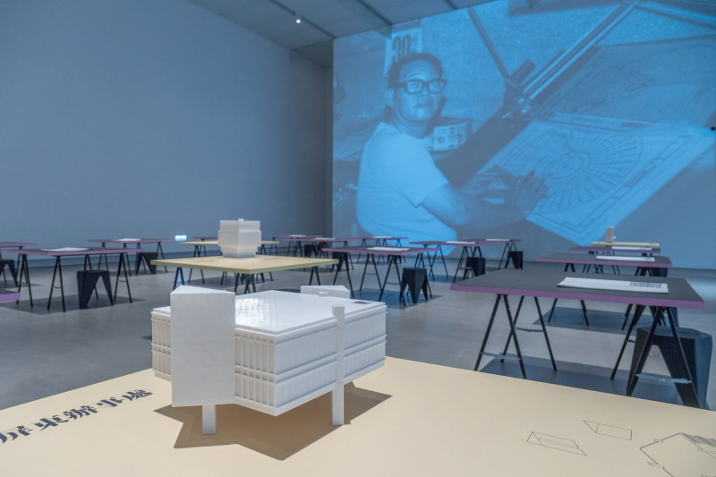 《地域主義的先行者：陳仁和百年+3建築紀念大展》藉由設計手稿檔案、完整創作年表、紀錄片、建築模型，呈現陳仁和橫跨近40年的建築成果回顧。（高美館提供）