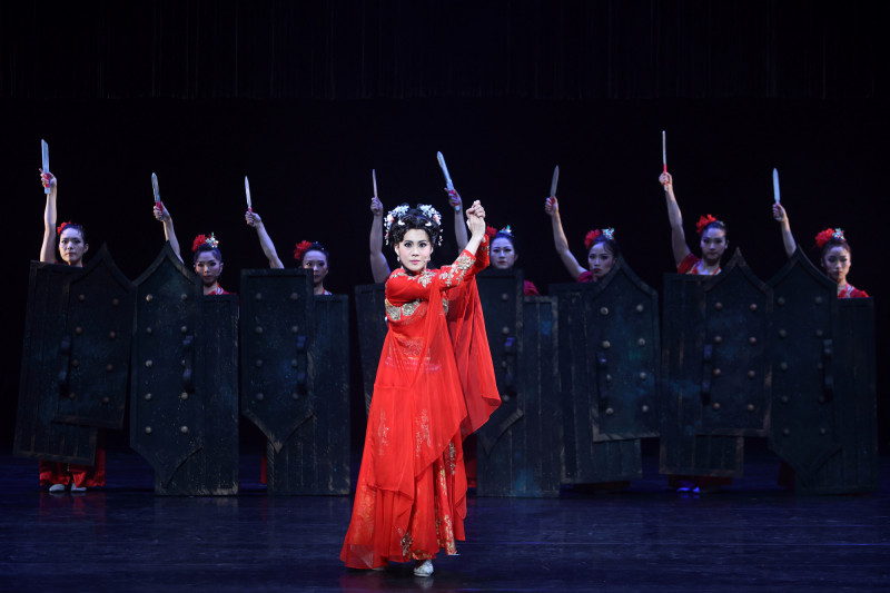 明華園年度旗艦製作《轉生到異世界成為嘉慶君——發現我的祖先是詐騙集團！？》，2026年1月24日雲科大學雲泰廳登場。（雲林科技大學提供）