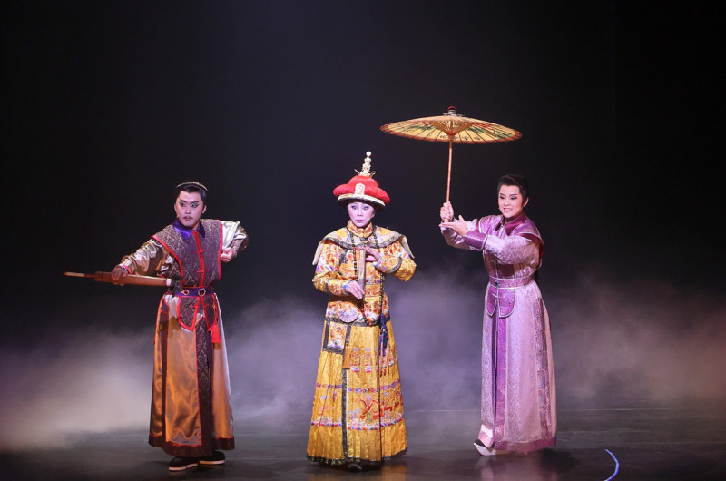 明華園年度旗艦製作《轉生到異世界成為嘉慶君——發現我的祖先是詐騙集團！？》，2026年1月24日雲科大學雲泰廳登場。（雲林科技大學提供）