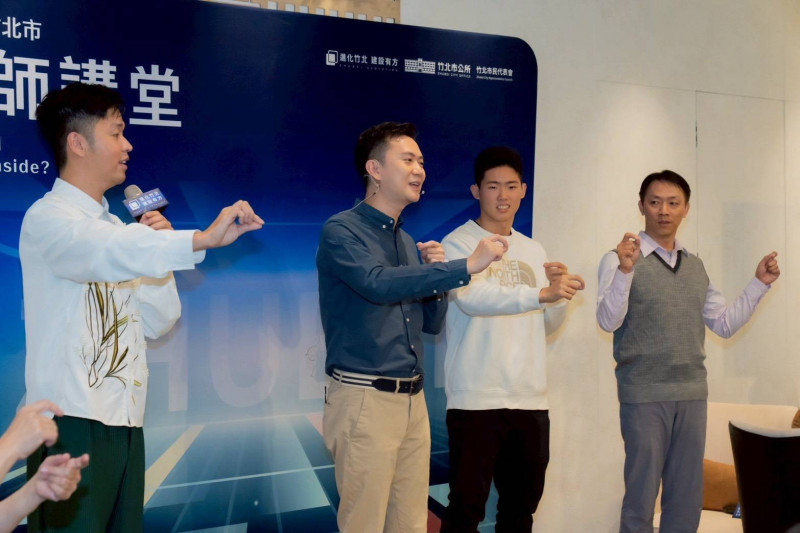 昨天適逢台灣客家日，竹北市長鄭朝方（左2）教市民比畫客家手語歌曲〈髻鬃花〉，同步推廣都列為國家語言的客語與手語。（竹北市公所提供）