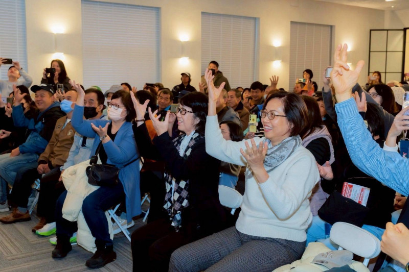 昨天適逢台灣客家日，竹北市長鄭朝方教市民比畫客家手語歌曲〈髻鬃花〉，同步推廣都列為國家語言的客語與手語。（竹北市公所提供）