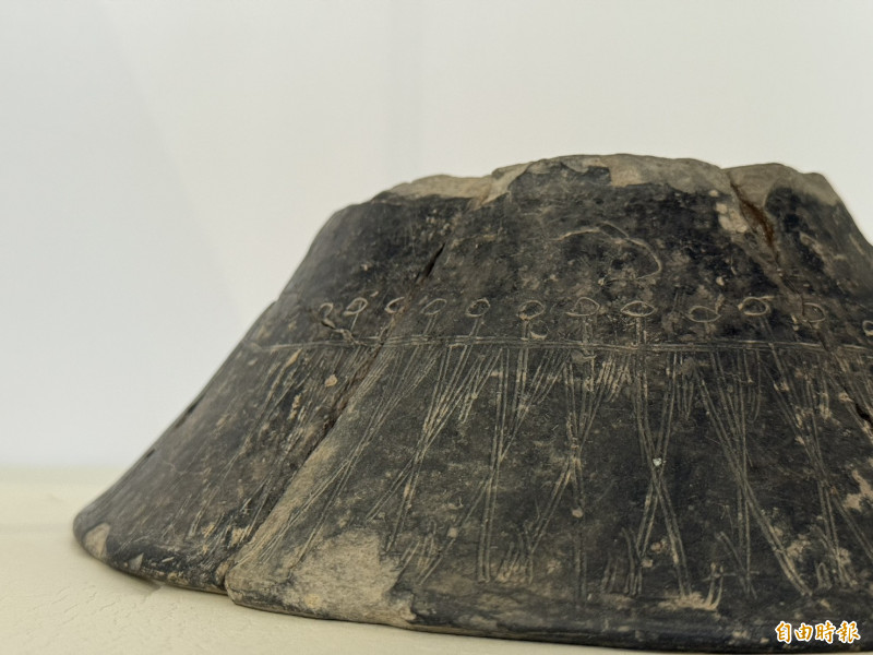 文物中更是展出全國唯一的「牽手跳舞灰黑砂陶圈足殘件」，刻劃出宛如人們手牽手舞蹈的紋飾，間接反映出該文化可能具有群體祭祀或慶典活動。（記者李文德攝）