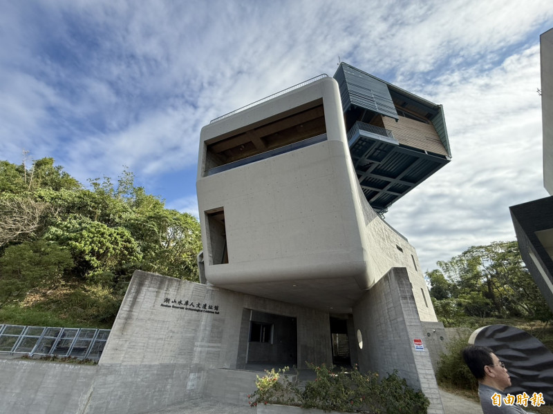 雲林湖山水庫人文遺址館開館常設展「佇山頂徛家」，展出多達238件大坪頂遺址文物。（記者李文德攝）