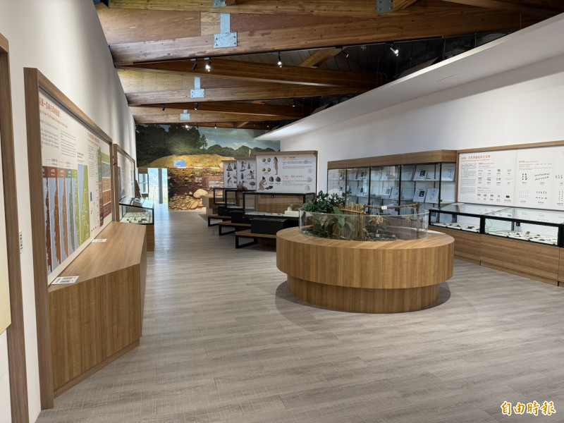 雲林湖山水庫人文遺址館開館常設展「佇山頂徛家」，展出多達238件大坪頂遺址文物。（記者李文德攝）