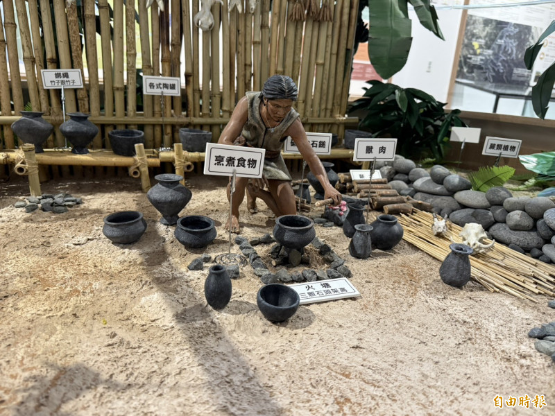 展覽中更是模擬大坪頂遺址人們生活樣貌。（記者李文德攝）