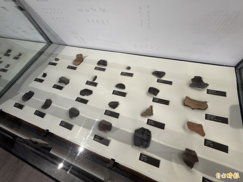 雲林湖山水庫人文遺址館開館常設展「佇山頂徛家」，展出多達238件大坪頂遺址文物。（記者李文德攝）