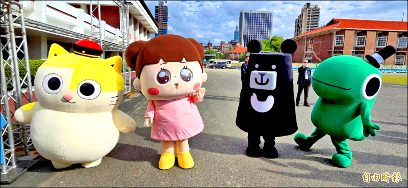 115年文化幣4個IP代言人，左起為「黃阿瑪」、「啾啾妹」、「啤下組織（黑啤）」及「怪奇事物所（所長）」。（記者凌美雪攝）