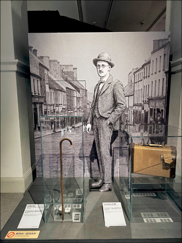 喬伊斯的拐杖、手提箱，借自蘇黎世喬伊斯基金會。（台文館提供）