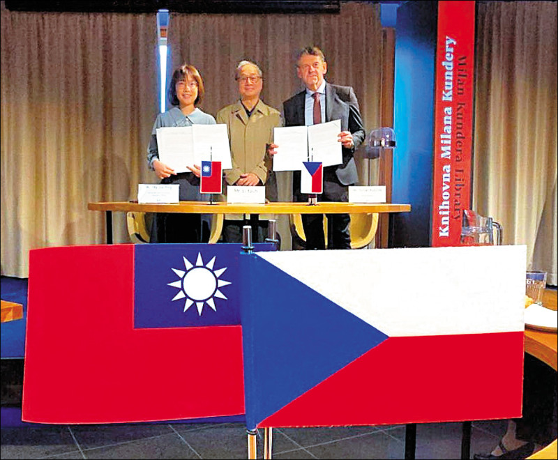 駐捷克代表處馬嘉霙（左起）、文化部長李遠、摩拉維亞圖書館館長庫比切克簽署合作協議。（資料照）