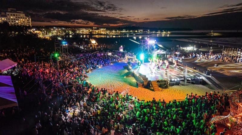 《海口狂想曲》115年1月3日黃昏時分席捲海口沙灘。（屏縣府提供）