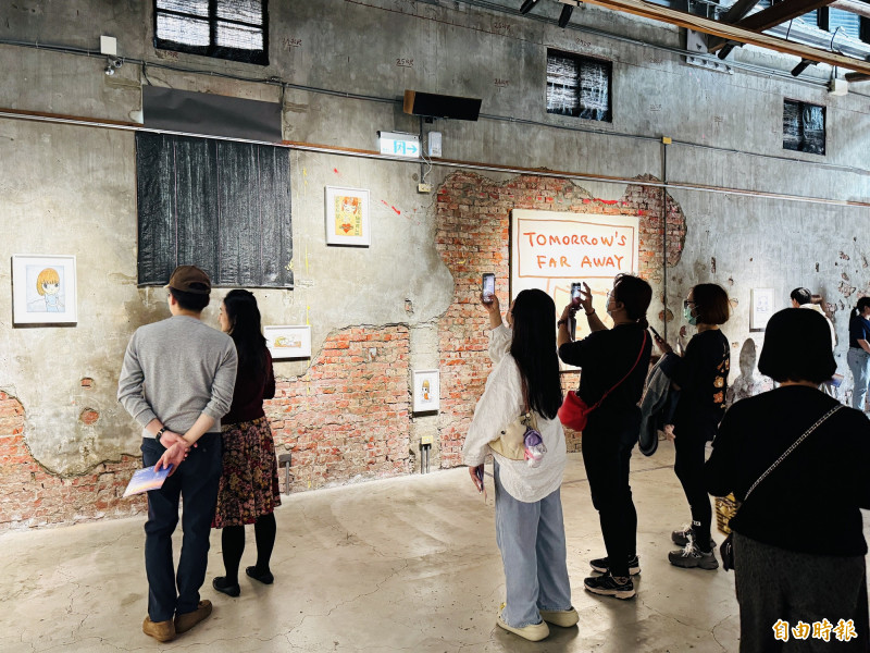 參觀「跟著朦朧潮濕的一天回嘉」展覽者大多來自外縣市。（記者蔡宗勳攝）